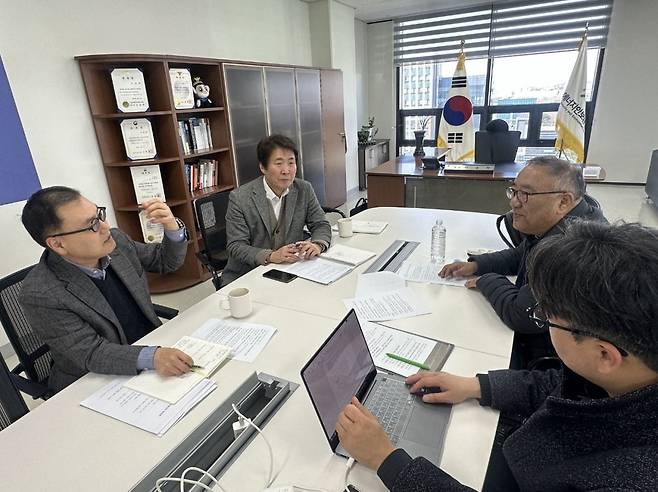 에너지안보환경협회단이 중동전쟁이 한국 경제에 미치는 영향에 대해 논의하고 있는 모습. /사진=에너지안보환경협회 제공