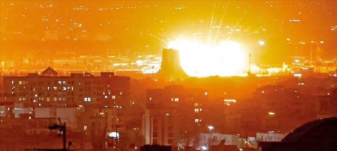 < 불길 치솟는 테헤란 > 지난 7일 이란 테헤란 메라바드 국제공항 인근 아자디타워 주변에서 공습으로 폭발이 일어나 불길이 치솟고 있다. AFP연합뉴스