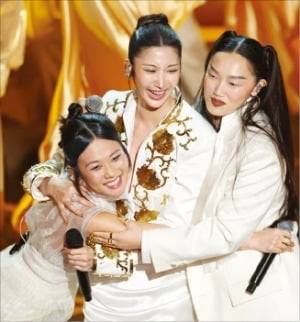 레이 아미(왼쪽부터), 이재, 오드리 누나가 오스카 축하무대에서 ‘골든’을 공연했다. /EPA연합뉴스