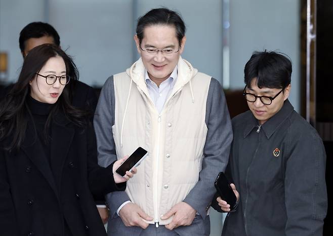 해외 일정을 마친 이재용 삼성전자 회장이 13일 오후 서울 강서구 김포비즈니스항공센터를 통해 귀국하고 있다. 2026.3.13/뉴스1