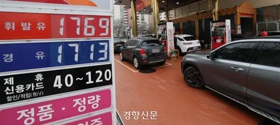 석유 최고가격제 시행 후 첫 주말인 15일 서울 시내 한 주유소에서 차량들이 기름을 넣기 위해 줄을 서 있다. 성동훈 기자