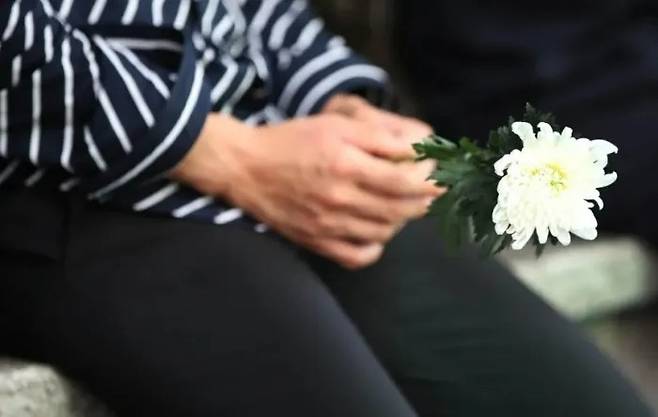 시민들이 2022년 10월17일 서울 중구 신당역 10번 출구 앞에 모여 ‘신당역 스토킹 살인사건’의 피해자를 추모하는 집회를 하고 있다. 한수빈 기자