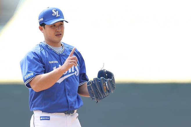 삼성 최원태가 16일 SSG와의 시범경기에 등판해 포수와 의견을 교환하고 있다. 삼성 라이온즈 제공