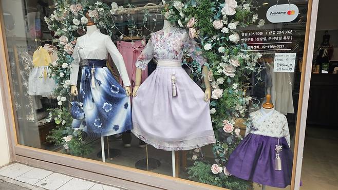 A hanbok boutique in Insa-dong, Jongno District in central Seoul, on March 11 [SHIN HA-NEE]