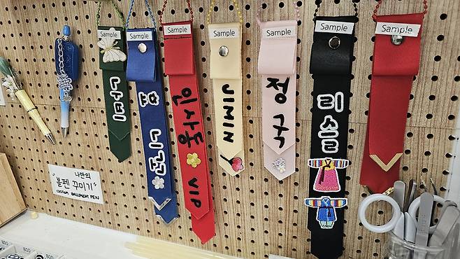 Decorated daenggi, traditional Korean hair ribbons, are displayed at Leesle Insa-dong branch in Jongno District, central Seoul, on March 11. [SHIN HA-NEE]