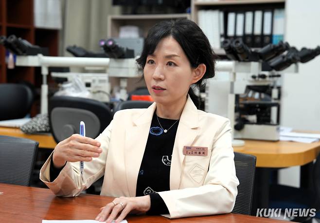 이종희 삼성서울병원 피부과 교수가 쿠키뉴스와의 인터뷰에서 피부과 레이저 시술 후 관리의 중요성에 대해 설명하고 있다. 김은빈 기자