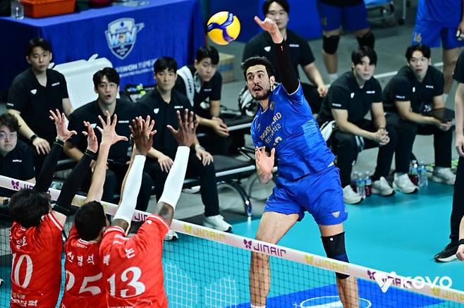 우리카드 아라우조가 지난 14일 한국전력과 경기에서 스파이크를 넣고 있다. KOVO 제공