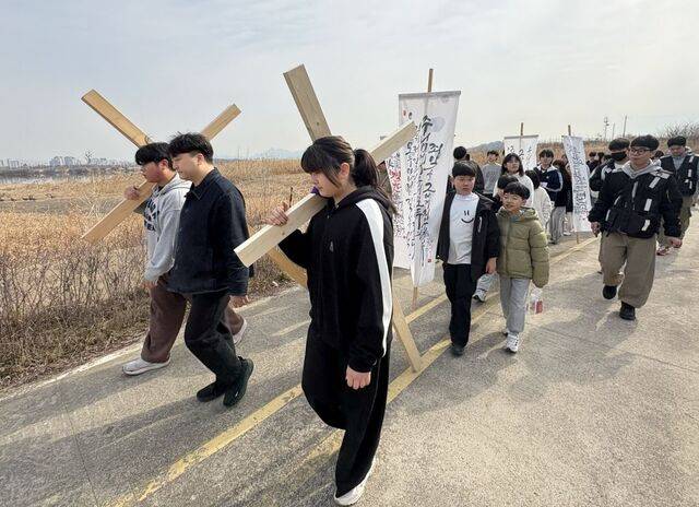 제3회 크로스로드에 참여한 다음세대들이 14일 경기도 김포 일대에서 십자가를 지고 걷고 있다.