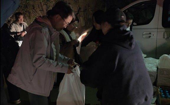 이스라엘 체류 한인들이 최근 전쟁의 포화를 피해 이집트 카이로로 피란한 뒤 빅토리아 광장 인근에 도착해 주이집트한국대사관이 마련한 도시락을 받고 있다. 연합뉴스