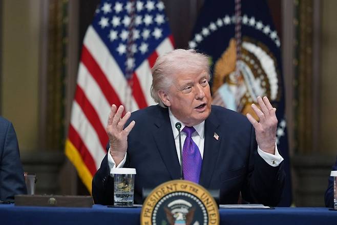 도널드 트럼프 미국 대통령이 지난 4일(현지 시간) 백악관 단지 내 아이젠하워 행정동에서 열린 에너지 관련 좌담회에 참석한 모습. AP뉴시스