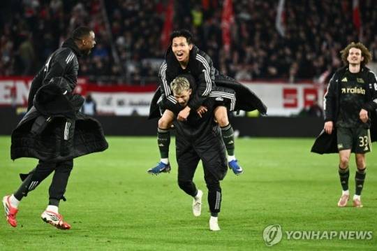 결승골을 터트린 정우영을 업고 기뻐하는 우니온 베를린 선수들 / 사진=연합뉴스