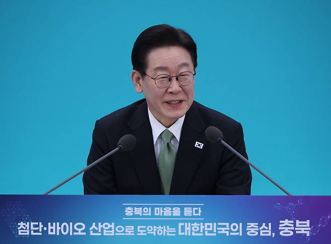 이재명 대통령이 13일 충북 청주오스코에서 열린 '충북의 마음을 듣다' 타운홀미팅 간담회에서 발언하고 있다. / 사진=연합뉴스