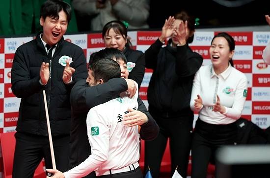 하나카드가 20일 PBA팀리그 파이널 3, 4차전에서 1승1패를 기록, 종합전적 3승1패로 우승까지 1승만 남겨뒀다. 초클루가 4차전 5세트에서 승리한 후 김병호와 포옹하고 있다. (사진=PBA)