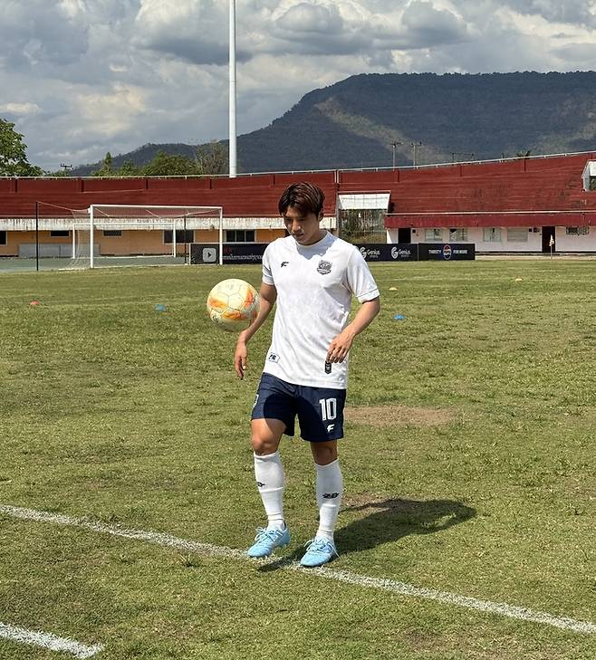 유튜브·틱톡 등 800만명이 넘는 구독자를 보유한 축구 선수 이정진이 참파삭 아브닐 FC 홈 경기장에서 포즈를 취하고 있다. 본인 제공