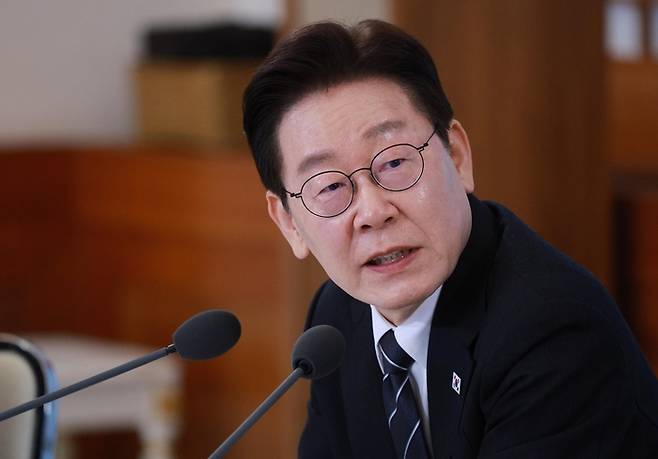 이재명 대통령이 10일 청와대에서 열린 상생을 실천하는 기업인과의 대화에서 발언하고 있다. [뉴스1]