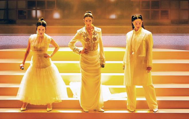 제98회 미국 아카데미상 시상식에서 '케이팝 데몬 헌터스'의 주제곡 '골든'의 무대를 펼치는 헌트릭스의 모습. 왼쪽부터 레이 아미, 이재, 오드리 누나. 오스카 시상식 참석자들은 K팝 응원봉을 들고 열광했다. 로이터연합뉴스