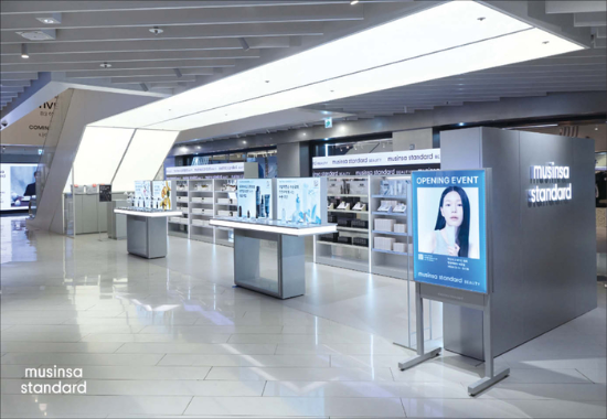 서울 양천구 현대백화점 목동점에는 무신사 스탠다드 뷰티 매장이 문을 열었다. 자체 브랜드 화장품을 오프라인 채널로 확장한 사례다. (무신사 제공)