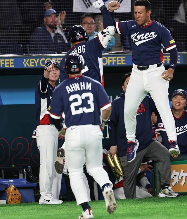 9일 일본 도쿄돔에서 열린 2026 WBC 조별리그 C조 4차전 대한민국과 호주의 경기. 2회초 무사 1루 한국 류지현 감독이 우중간 투런 홈런을 친 문보경을 가리키고 있다. 사진=연합뉴스