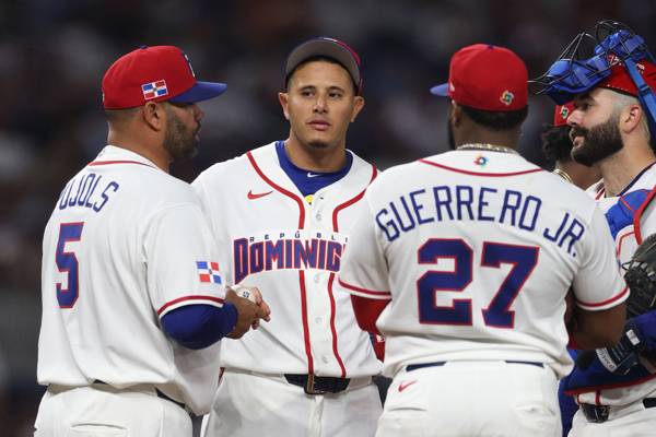 푸홀스가 경기 도중 선수들과 얘기하고 있다. 사진= Getty Images/AFP= 연합뉴스 제공