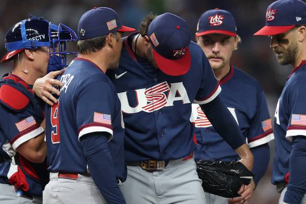 데로사 감독이 선발 스킨스를 격려하고 있다. 사진= Getty Images/AFP= 연합뉴스 제공