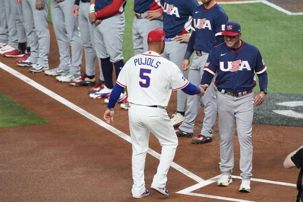 데로사 감독과 푸홀스 감독이 경기 시작전 악수를 나누고 있다. 사진= AP= 연합뉴스 제공