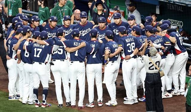 13일(현지시간) 미국 플로리다주 마이애미 론디포파크에서 열린 월드베이스볼클래식(WBC) 대한민국 대 도미니카공화국 준준결승전에 앞서 한국 선수들이 승리를 다짐하고 있다. 사진=연합뉴스