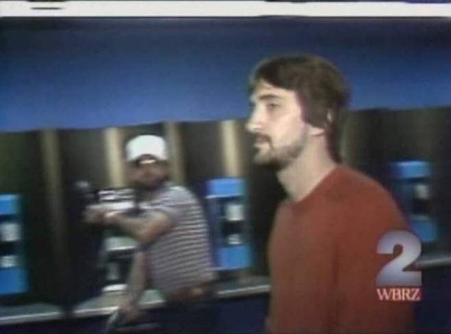 미국 루이지애나주 방턴루지 지역 방송국 WBRZ 뉴스 생방송에 담긴 제프리 두셋(오른쪽)과 게리 플라우쉬(왼쪽)의 모습. 공중전화에서 통화 중이던 게리가 제프리가 지나가자 몸을 돌려 총을 쏘려 하고 있다. /사진=WBRZ 방송 화면