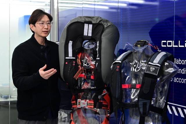 스마트 안전장비 제조기업 세이프웨어의 심광수 그로스팀장이 지난달 24일 경기 성남시 본사 사옥에서 스마트 추락보호 에어백 ‘C 시리즈’에 대한 설명을 하고 있다.  문호남 기자