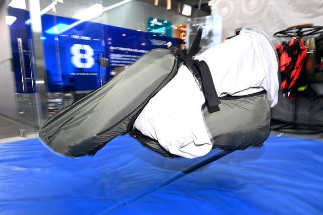 C 시리즈를 입은 마네킹이 공중에서 떨어질 때 에어백이 터지는 모습.  문호남 기자