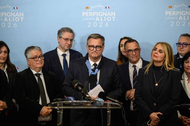 15일 프랑스 지방선거에서 1차 투표 만에 재선을 확정 지은 극우 성향 국민연합(RN) 소속 루이 알리오(왼쪽 네 번째) 페르피냥 현 시장이 당선 기자회견을 하고 있다. AFP 연합뉴스