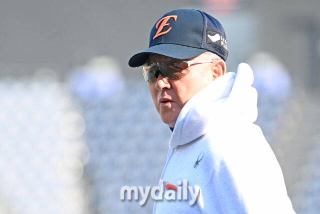 31일 대전 한화생명 볼파크 야구장에서 열린 '2025 신한 SOL 뱅크 KBO 한국시리즈 5차전' LG 트윈스와 한화 이글스 경기. 한화 김경문 감독이 경기 전 훈련을 지켜보고 있다./마이데일리