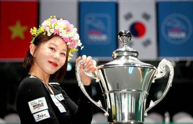 김가영이 LPBA 월드챔피언십 시상식이 끝나고 기념 사진을 찍고 있다./PBA