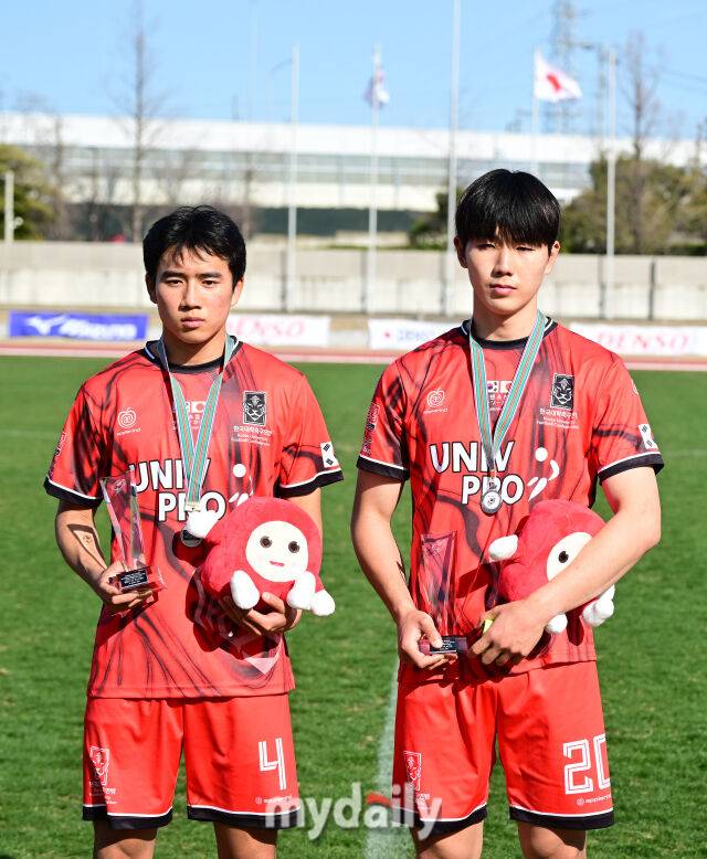 2026년 3월 15일 오후 일본 나고야 웨이브 스타디움 가리야에서 '2026 덴소컵 한일 대학 축구 정기전'이 열렸다.한국 대학 선발팀 성예건과 장하윤이 우수 선수상을 수상하고 있다./웨이브 스타디움 가리야(일본 나고야)=유진형 기자