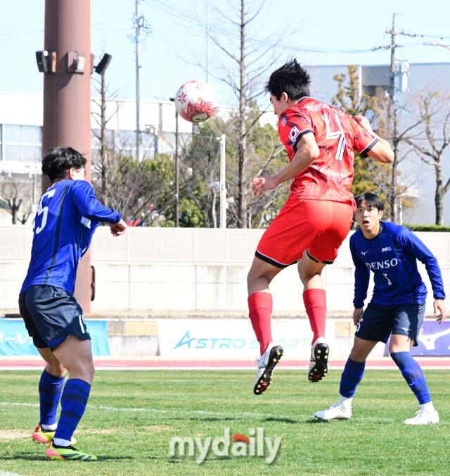 2026년 3월 15일 오후 일본 나고야 웨이브 스타디움 가리야에서 '2026 덴소컵 한일 대학 축구 정기전'이 열렸다.한국 대학 선발팀 성예건이 동점골을 넣고 있다./웨이브 스타디움 가리야(일본 나고야)=유진형 기자