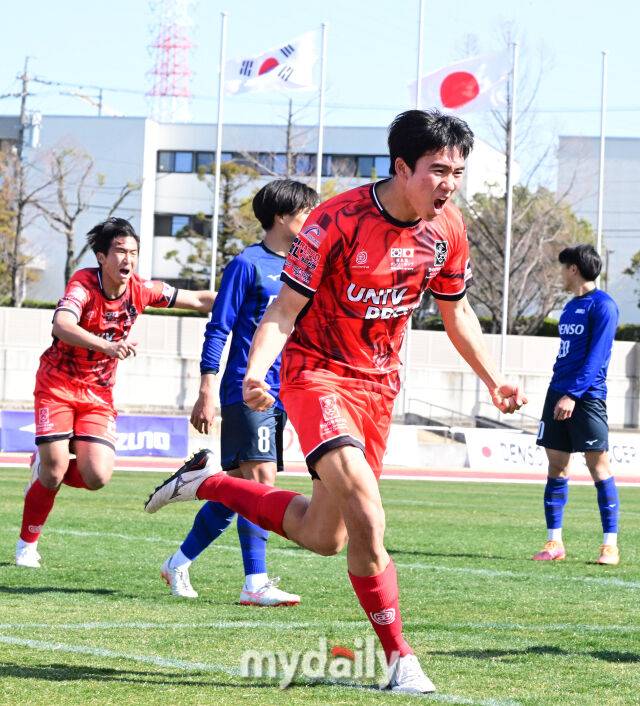 2026년 3월 15일 오후 일본 나고야 웨이브 스타디움 가리야에서 '2026 덴소컵 한일 대학 축구 정기전'이 열렸다.한국 대학 선발팀 성예건이 동점골을 넣고 기뻐하고 있다./웨이브 스타디움 가리야(일본 나고야)=유진형 기자