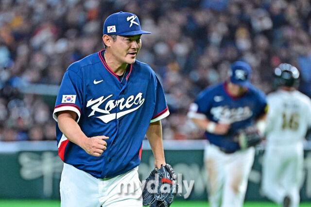 9일 일본 도쿄돔에서 열린 2026 월드 베이스볼 클래식(WBC) 조별리그 한국-호주 경기. 노경은이 3회 무실점 수비를 마치고 기빠하고 있다./마이데일리.
