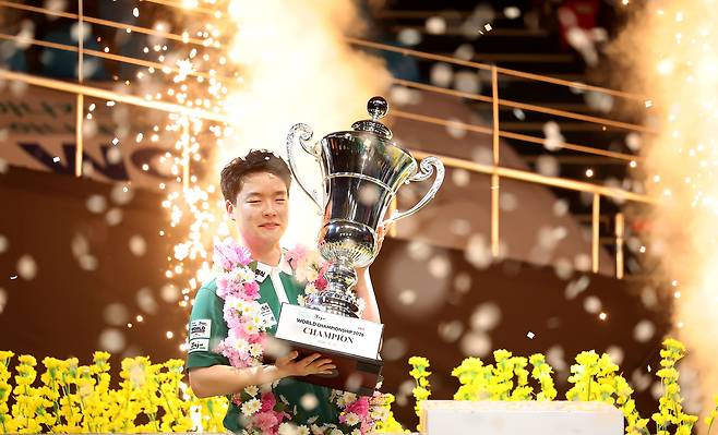 김영원이 PBA 월드챔피언십 시상식에서 우승 트로피를 들어올리고 있다.