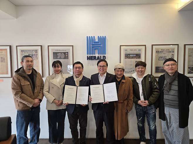 헤럴드미디어그룹(대표 최진영)과 한국AI마케팅연구소가 AI 기반 K-콘텐츠의 새로운 생태계 창출과 활성화를 위한 MOU를 체결했다. 이동현(왼쪽 세번째) 한국AI마케팅연구소 대표와 김영상(왼쪽 네번째) 코리아헤럴드 사장이 MOU 체결식을 진행하고 있는 가운데, 박성한(맨왼쪽) 크레모픽쳐스 대표, 선우림(왼쪽 두번째) 배우, 김인식(왼쪽 다섯번째) 영화감독, 오상준(왼쪽 여섯번째) kai 대표, 한영용(맨오른쪽) 보주박물관장이 함께 촬영하고 있다.