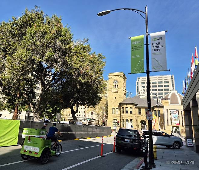 15일(현지시간) 찾은 미국 캘리포니아주 새너제이 일대에는 엔비디아를 상징하는 네온그린 색상의 현수막들이 내걸렸다. 김현일 기자