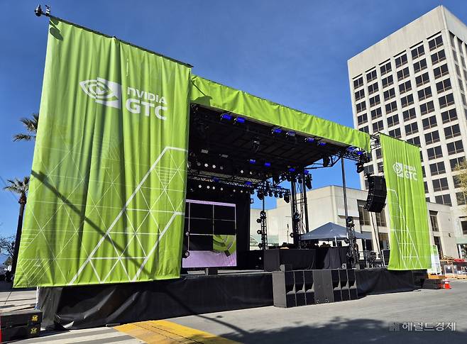 엔비디아는 GTC 2026 기간 새너제이 컨벤션센터 인근 공원에 5층 높이의 대형 무대를 설치하고 공연 형식의 다채로운 이벤트를 선보일 예정이다. 김현일 기자