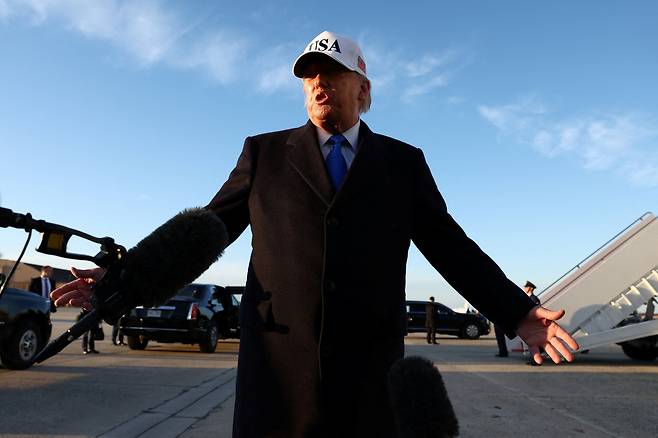 도널드 트럼프 미국 대통령이 지난 15일(현지시간) 한국, 일본 등 5개국에 호르무즈 해협 통과를 지원할 군함 파견을 요청하면서 동맹국들이 일제히 고심에 빠졌다. 영국은 기뢰제거 드론 지원 등 가능한 선택지들을 검토하겠다는 입장이다.[로이터]