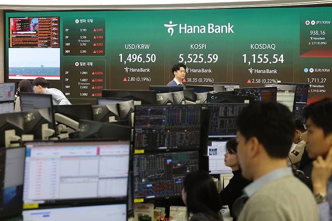 코스피가 상승 출발한 16일 서울 중구 하나은행 딜링룸에서 직원들이 업무를 보고 있다. [연합]