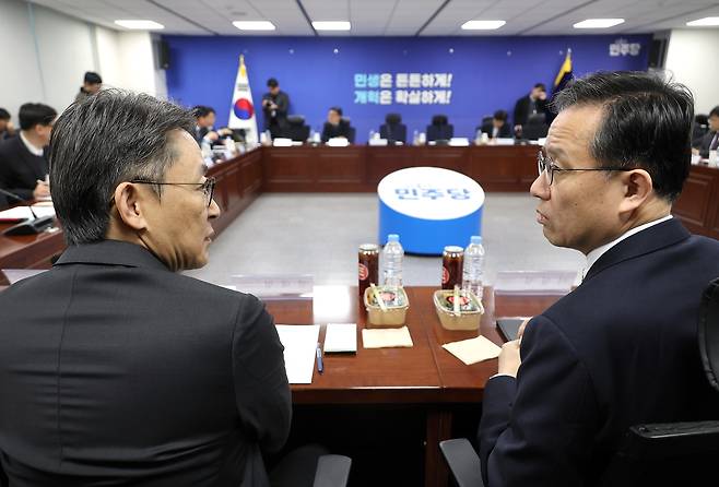 이형일(오른쪽) 재정경제부 1차관과 권대영 금융위원회 부위원장이 16일 국회 의원회관에서 열린 더불어민주당 중동사태 경제 대응 TF 2차 회의에서 얘기를 나누고 있다. [연합]