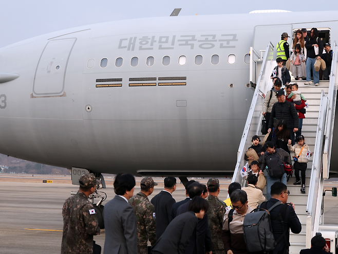 15일 오후 경기도 성남시 서울공항에서 중동 상황 악화로 공군 다목적 수송기 KC-330 ‘시그너스’를 타고 귀국한 현지 체류 교민들이 발걸음을 옮기고 있다.[연합]