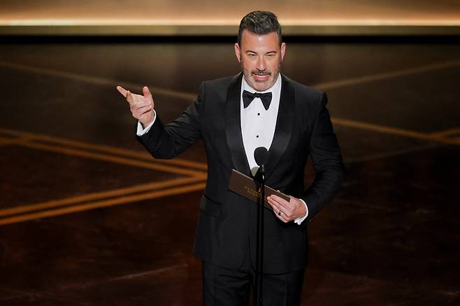 미국 유명 방송인 지미 키멜이 15일(현지시간) 미국 캘리포니아주 로스앤젤레스 할리우드에서 열린 제98회 아카데미 시상식에서 무대에 올라 발언하고 있다. [로이터]