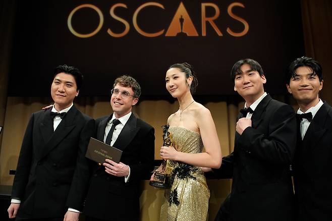 15일(현지시간) 미 로스앤젤레스에서 열린 아카데미 시상식 후 주제가상을 수상한 ‘케이팝 데몬 헌터스’의 골든(Golden) 작곡가들이 취재진을 향해 포즈를 취하고 있다. [AP]