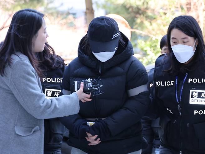 생후 20개월 된 딸을 방임해 숨지게 한 혐의를 받는 20대 친모가 7일 오후 구속 전 피의자 심문(영장실질심사)이 열리는 인천지법에 들어서고 있다.[연합]