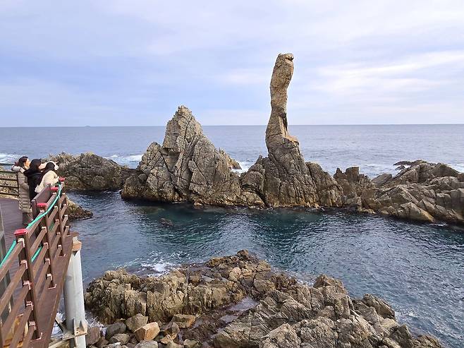 마라톤 올림픽 금메달리스트 황영조 선수를 기념하는 뮤지엄 인근에 있는 삼척 초곡 용굴 촛대바위