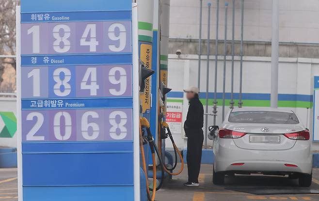 석유 최고가격제 시행 후 첫 주말인 15일 서울 시내 한 주유소를 찾은 시민이 주유를 하고 있다. [연합]