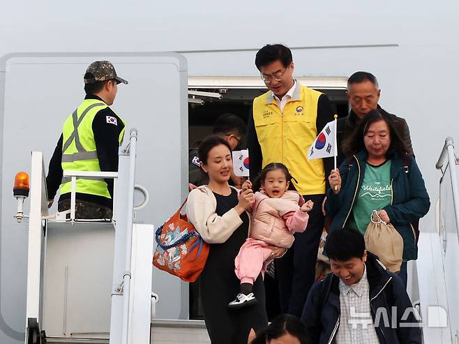 [성남=뉴시스] 사진공동취재단 = 15일 오후 경기 성남 서울공항에서 중동 상황 악화로 공군 다목적 수송기 KC-330 '시그너스'를 타고 귀국한 현지 체류 교민들이 발걸음을 옮기고 있다.외교부와 국방부에 따르면, 우리 국민 204명과 외국 국적 가족 5명, 일본 국민 2명 등 총 211명이 탑승한 군 수송기는 14일(현지시간) 오후 사우디 수도 리야드를 출발, 이날 오후 서울공항에 도착했다.이번 대피 작전의 명칭은 '사막의 빛'이다. 2026.03.15. photo@newsis.com